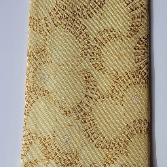 CHANEL Men's Vintage Tie 100% Silk Made in Italy light yellow w/ shells & CCs - Picture 4 of 5